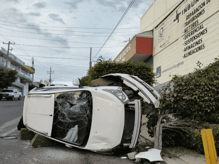 Joven sufre volcadura con su auto por exceso de velocidad en la Nuevo Culiac&aacute;n