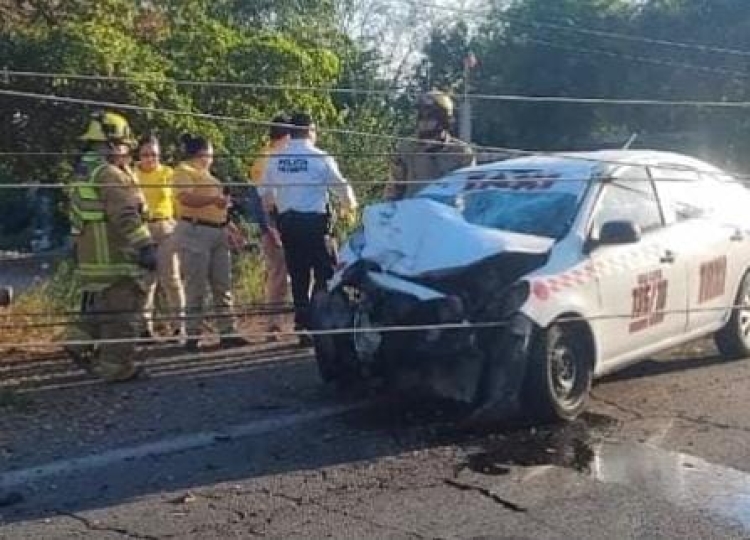 Taxista pierde la vida tras chocar contra un poste en la carretera en Navolato