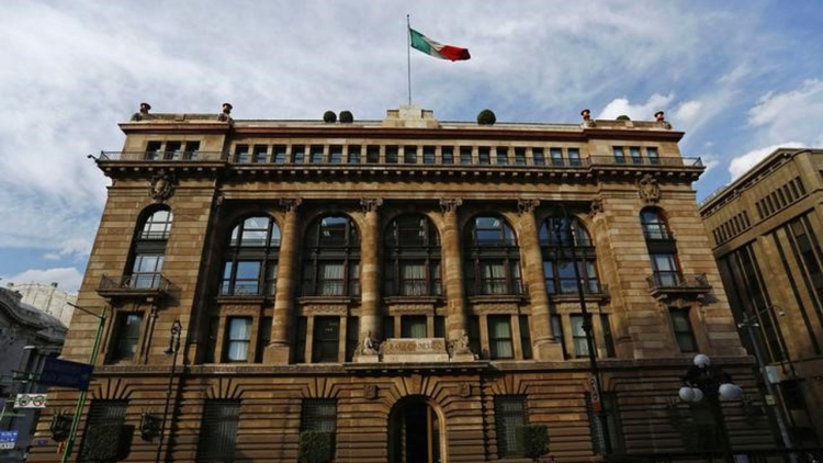 Banxico advierte econom&iacute;a en deterioro y salida de capitales