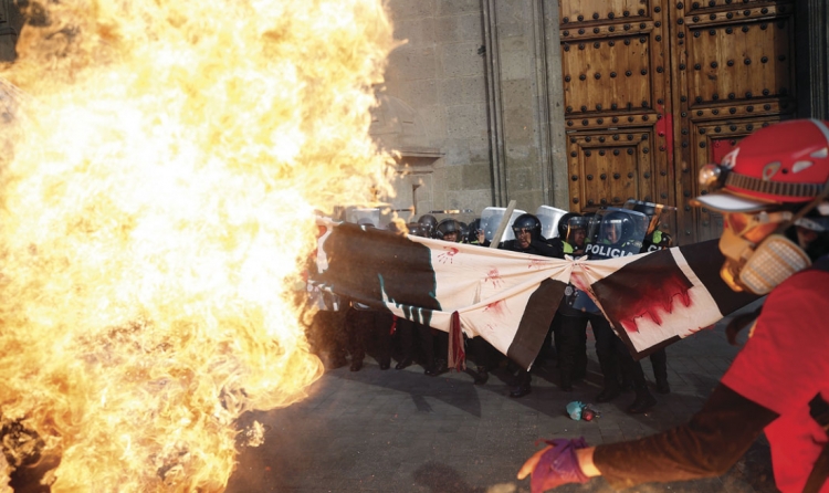 Fiscal&iacute;a busca a mujer que arroj&oacute; molotov y quem&oacute; a tres personas en el Z&oacute;calo