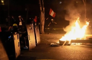 Un muerto y 100 heridos, en protesta masiva tras instalarse el nuevo Gobierno de Jos&eacute; Jer&iacute; en Per&uacute;