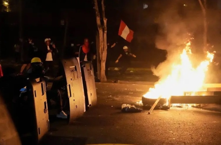 Un muerto y 100 heridos, en protesta masiva tras instalarse el nuevo Gobierno de Jos&eacute; Jer&iacute; en Per&uacute;