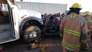 Choca cami&oacute;n de personal y camioneta con saldo de una persona prensada, en Navolato