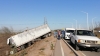 Tr&aacute;iler derriba poste de la luz y provoca caos vial en La Costerita, en Culiac&aacute;n