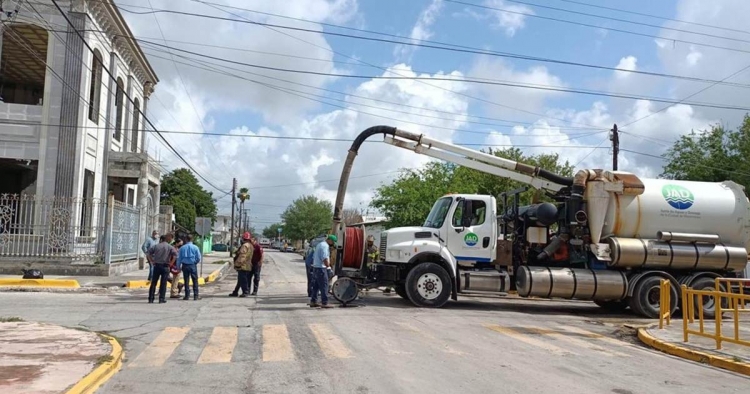 Por derrame de gasolina en drenaje desalojan a m&aacute;s de 800 alumnos