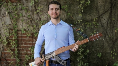 Funcionario de Sinaloa genera pol&eacute;mica tras posar con una guitarra construida con un fusil AK-47