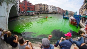 Las aguas del Gran Canal de Venecia se ti&ntilde;en de verde fosforescente