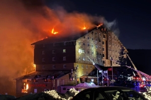 Al menos 66 muertos y m&aacute;s de 50 heridos deja incendio en estaci&oacute;n de esqu&iacute; en Turqu&iacute;a