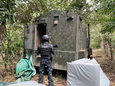 Descubren bodega con varios 'veh&iacute;culos monstruo' en Chiapas