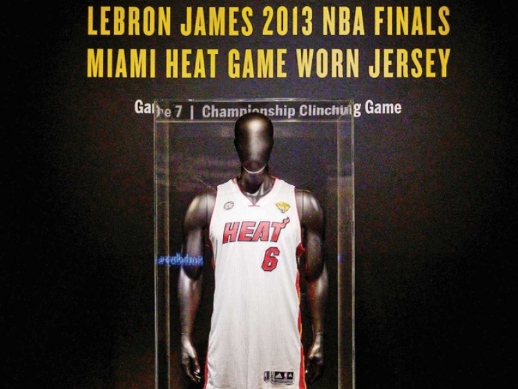 Subastan jersey de LeBron James en 3.7 mdd