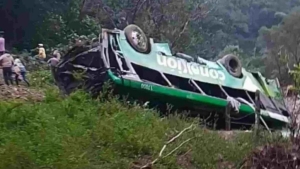 8 muertos y 19 lesionados al desbarrancarse un autob&uacute;s en Veracruz