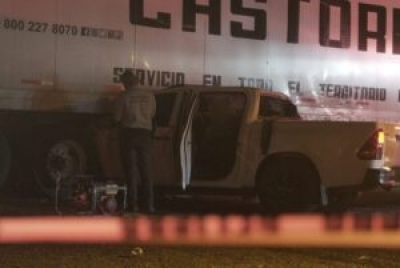 Muere conductor al quedar prensado bajo un tr&aacute;iler en la M&eacute;xico-15, en Los Mochis