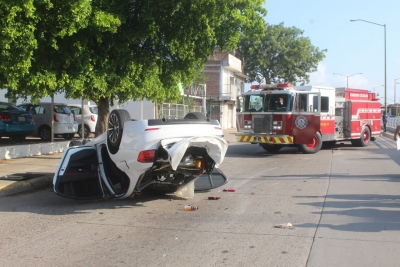 Joven lesionado en aparatosa volcadura en BMW esta ma&ntilde;ana