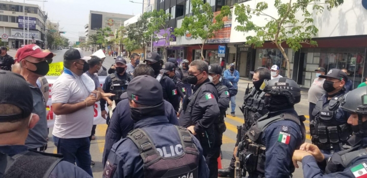 Polic&iacute;as jubilados y activos se confrontaron en el Ayuntamiento