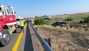Camioneta con placas de BC se accidenta en autopista Culiac&aacute;n-Mazatl&aacute;n, hay tres muertos