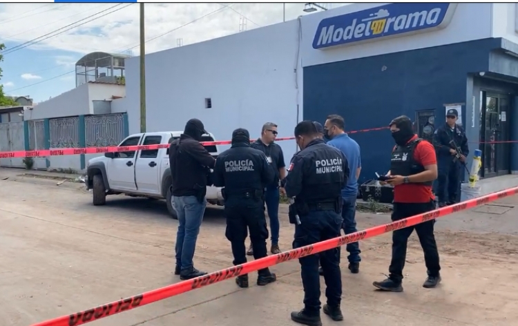 Hallan sin vida a un hombre dentro de una camioneta, en Los Mochis