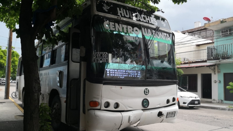 Terrible, Cami&oacute;n huizaches atropella a pareja que viajaba en moto frente a las instalaciones de Cruz Roja, la mujer falleci&oacute;.