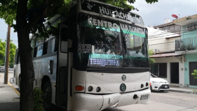 Terrible, Cami&oacute;n huizaches atropella a pareja que viajaba en moto frente a las instalaciones de Cruz Roja, la mujer falleci&oacute;.