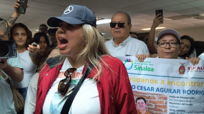 Mam&aacute; de desaparecido pide clemencia de audiencia al gobernador