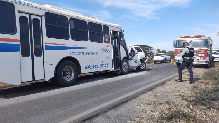 Muere conductor de camioneta Tracker en encontronazo por la Internacional a la altura de El Salado, en Culiac&aacute;n