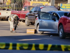 Conductor de un auto es asesinado a balazos y su acompa&ntilde;ante queda herido en la colonia Las Cucas, Culiac&aacute;n