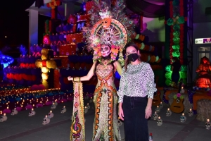 Con espectacular Altar Colosal conmemoran el D&iacute;a de Muertos en Salvador Alvarado