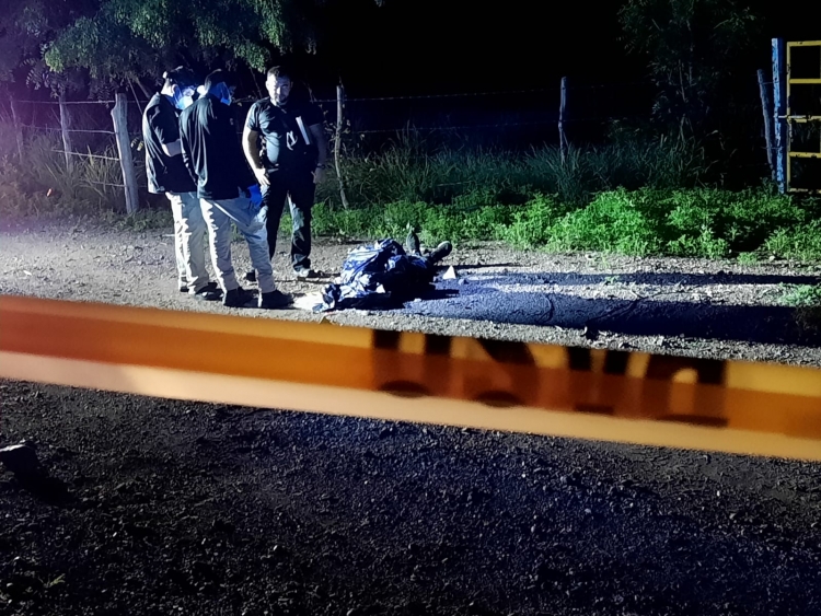 Semiembolsado abandonan cad&aacute;ver de un hombre a un lado de la carretera a Sanalona, en Culiac&aacute;n