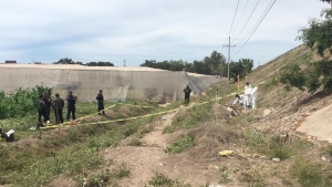 Localizan cad&aacute;ver semi enterrado a un lado de la autopista Benito Ju&aacute;rez