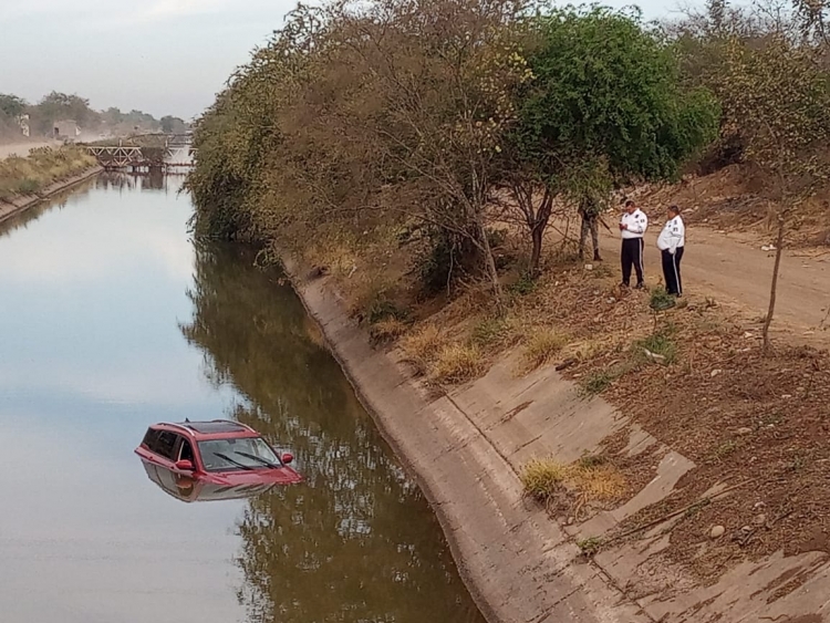 Camioneta se va a pique al Canal San Lorenzo, en Costa Rica, Culiac&aacute;n