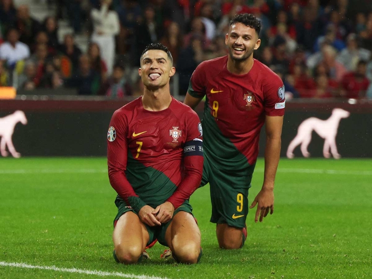 &iexcl;Cristiano Ronaldo aumenta leyenda! Doblete y Portugal va a Eurocopa 2024