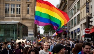 Colectivos se unen en marcha del orgullo LGBTQ para exigir justicia racial en Par&iacute;s