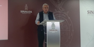 El gobernador deja en claro su respaldo al subsecretario de Educaci&oacute;n, Horacio Lora.