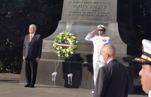 En visita a monumentos de Ju&aacute;rez y Lincoln en EU, L&oacute;pez Obrador coloca ofrendas