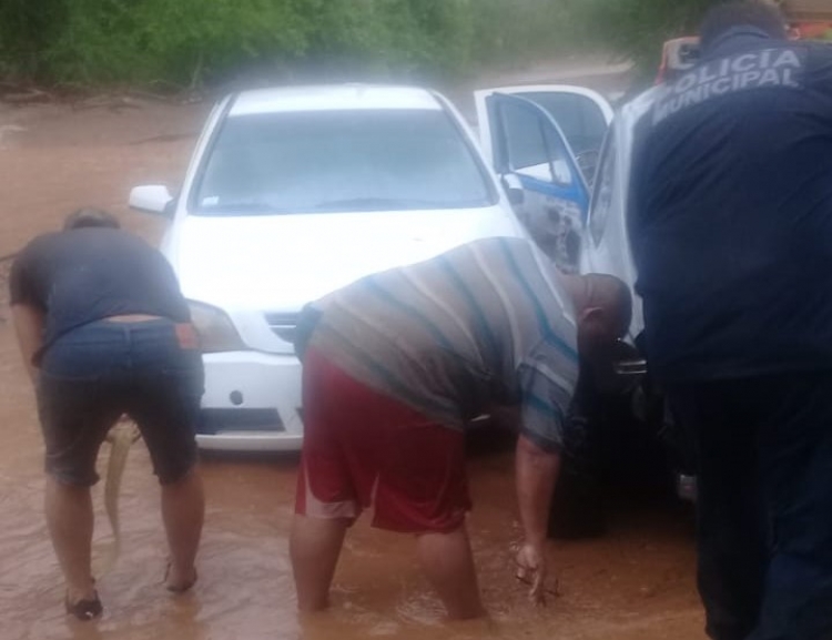 M&aacute;s de una decena de autos varados por las lluvias de este domingo
