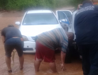 M&aacute;s de una decena de autos varados por las lluvias de este domingo