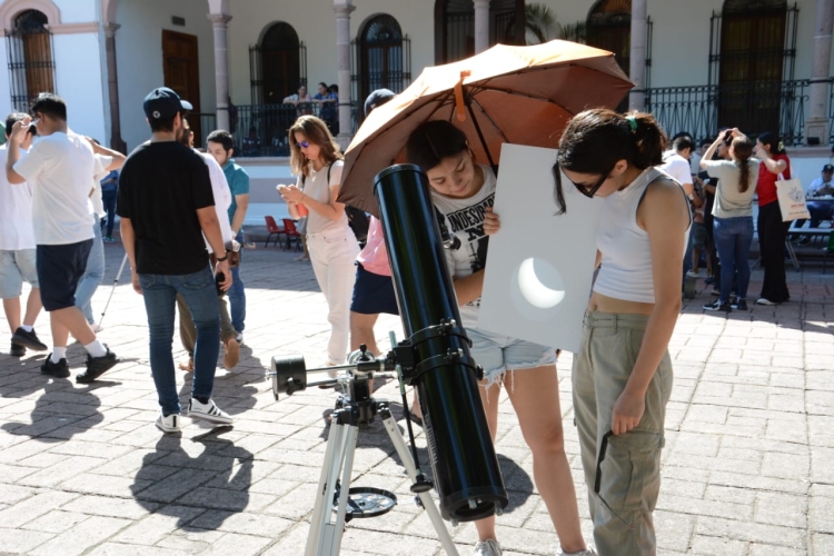Familias sinaloenses disfrutan del gran espect&aacute;culo del eclipse solar anular en la explanada del emblem&aacute;tico Edificio Central de la UAS, en Culiac&aacute;n