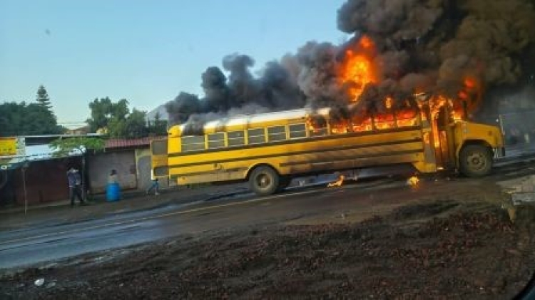 Operativo Federal en Michoac&aacute;n busca a "objetivos relevantes"; provoca bloqueos y quema de veh&iacute;culos