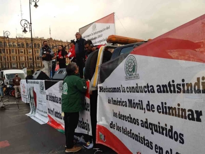 Telefonistas protestan en el Z&oacute;calo; amenazan con huelga la pr&oacute;xima semana