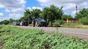 Localizan a un hombre 'encobijado' junto a la carretera La 20, en la Sindicatura de Costa Rica, en Culiac&aacute;n