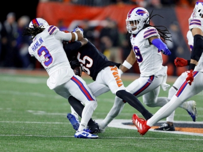 Damar Hamlin sufre paro cardiaco en pleno juego; est&aacute; en estado cr&iacute;tico