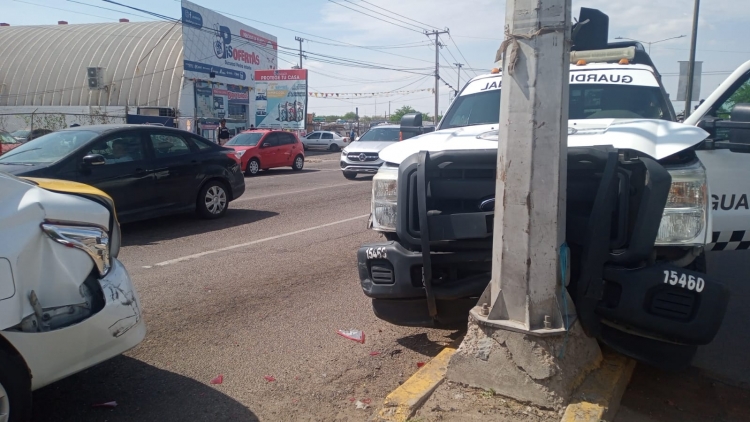 Choca patrulla de la Guardia Nacional contra taxi: tres lesionados, en Culiac&aacute;n