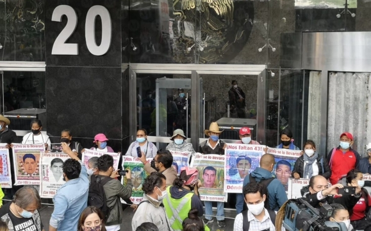 Se manifiestan en la sede central de la FGR familiares de los 43 normalistas desaparecidos de Ayotzinapa
