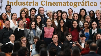Con Salma Hayek como invitada, Sheinbaum anuncia incentivo de 1,600 mdp para las escuelas de cine en el pa&iacute;s