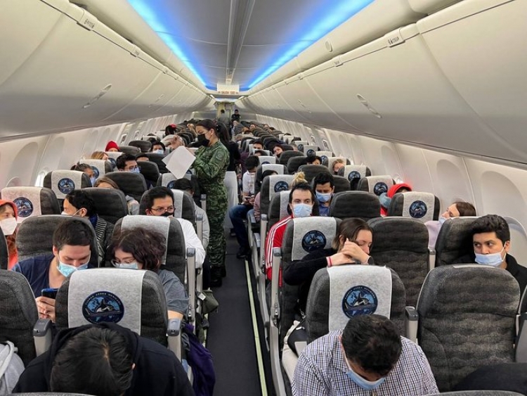 Llega a Canad&aacute; avi&oacute;n con mexicanos que salieron de Ucrania