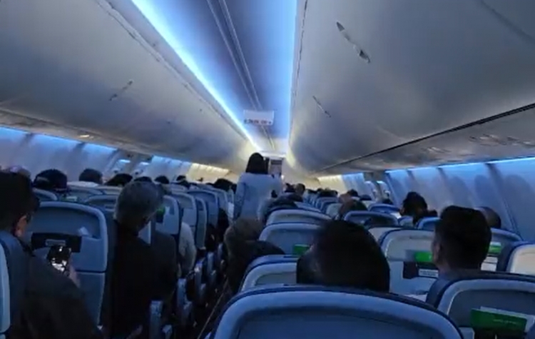 Mujer increpa a AMLO en vuelo a M&eacute;rida: &lsquo;Est&aacute; destruyendo al pa&iacute;s&rsquo;, le reclama