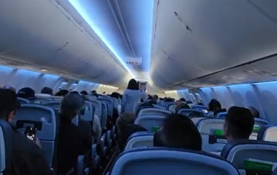 Mujer increpa a AMLO en vuelo a M&eacute;rida: &lsquo;Est&aacute; destruyendo al pa&iacute;s&rsquo;, le reclama