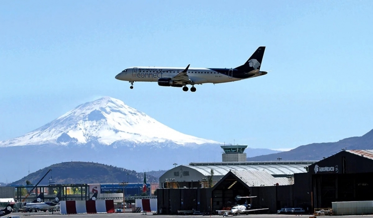 Gobierno de M&eacute;xico niega riesgos en aeropuertos capitalinos pese a alertas