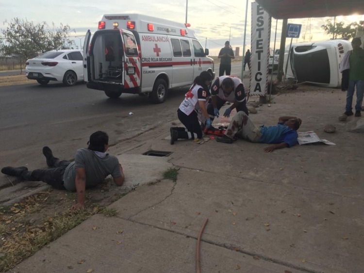 &ldquo;Amanecidos&rdquo;, dos hombres en un Mustang atropellan a vendedor de peri&oacute;dicos en bulevar Las Torres, en Culiac&aacute;n