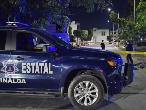 Rafaguean la fachada de una casa y una camioneta con muebles, en el Fraccionamiento Stanza Cantabria, al Norte de Culiac&aacute;n