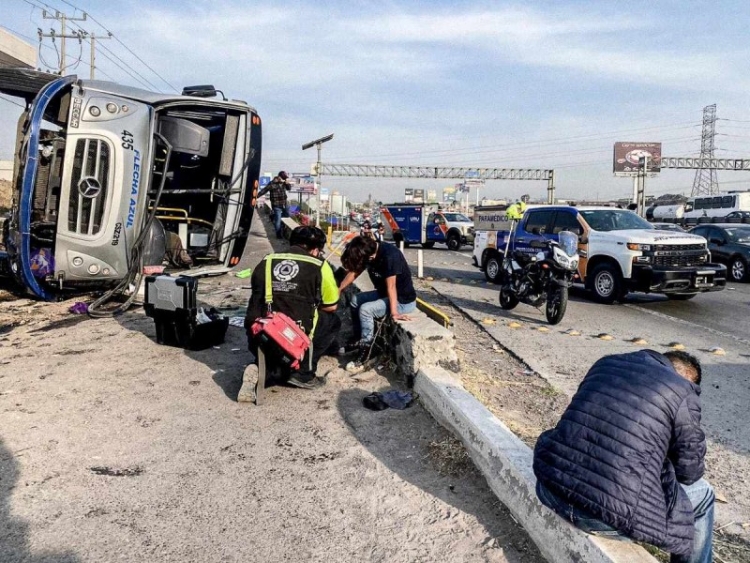 Vuelca autob&uacute;s con 40 pasajeros en la M&eacute;xico-Quer&eacute;taro